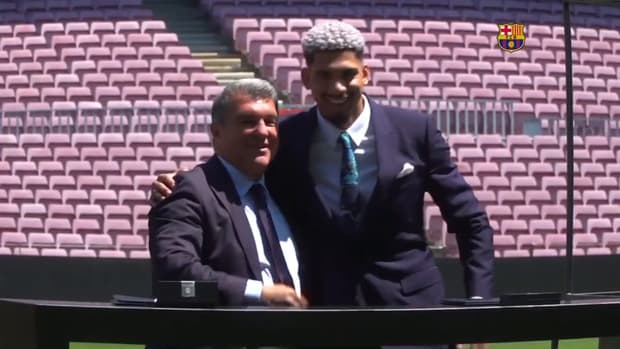 Araújo signs new contract at FC Barcelona until 2027